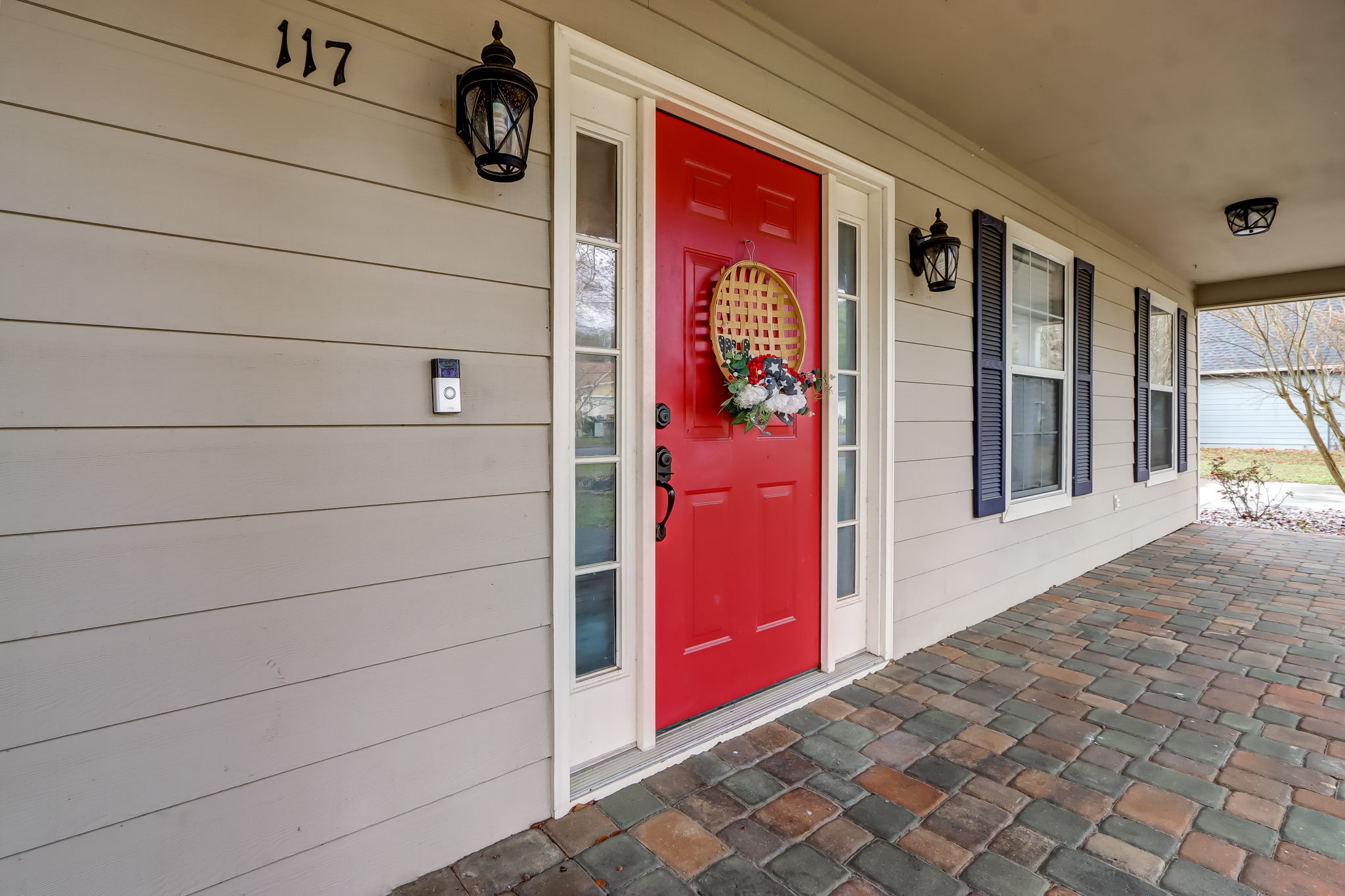 Front Porch/Entrance