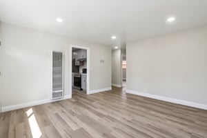 Locust St-L2407-017.jpg
