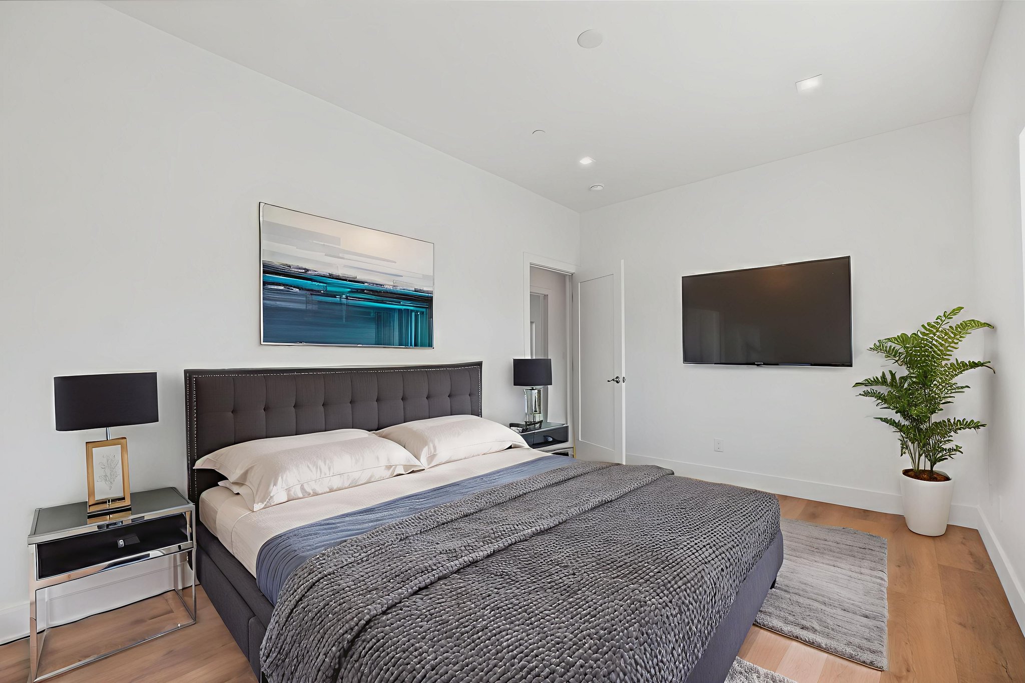 DSC04722 virtually staged.jpeg