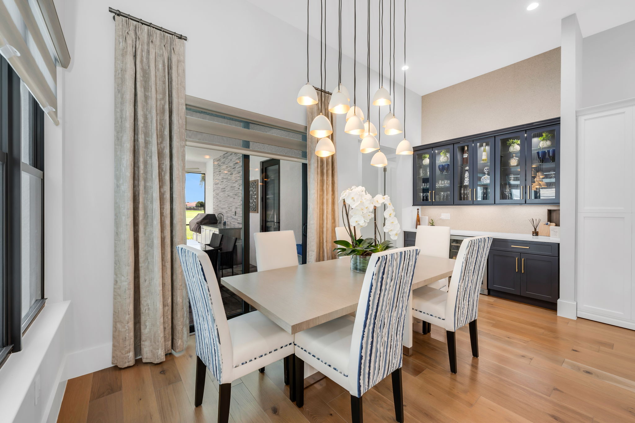 Dining to Kitchen