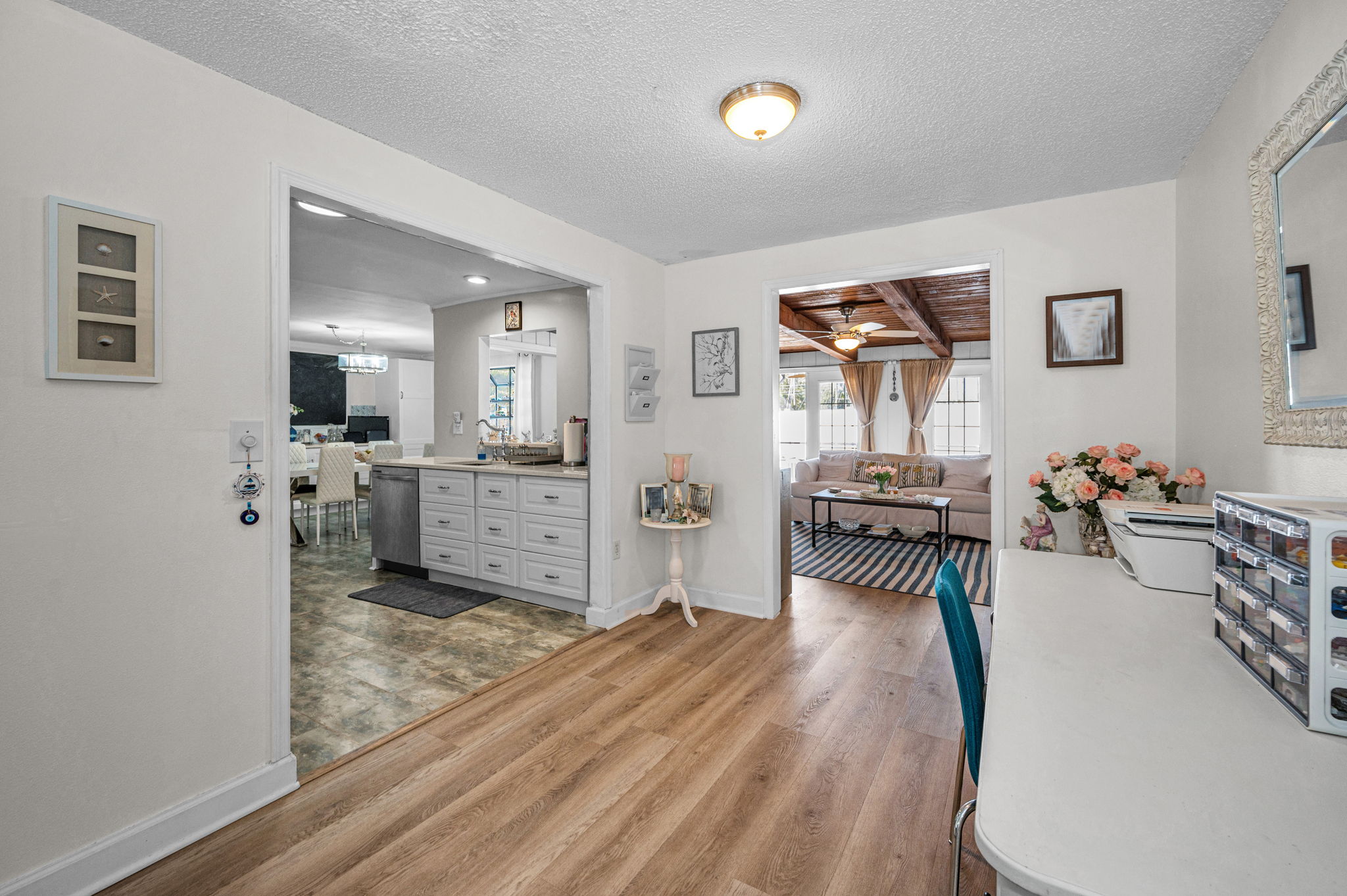 Kitchen Eat-in Area2-e