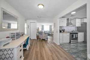 Kitchen Eat-in Area3