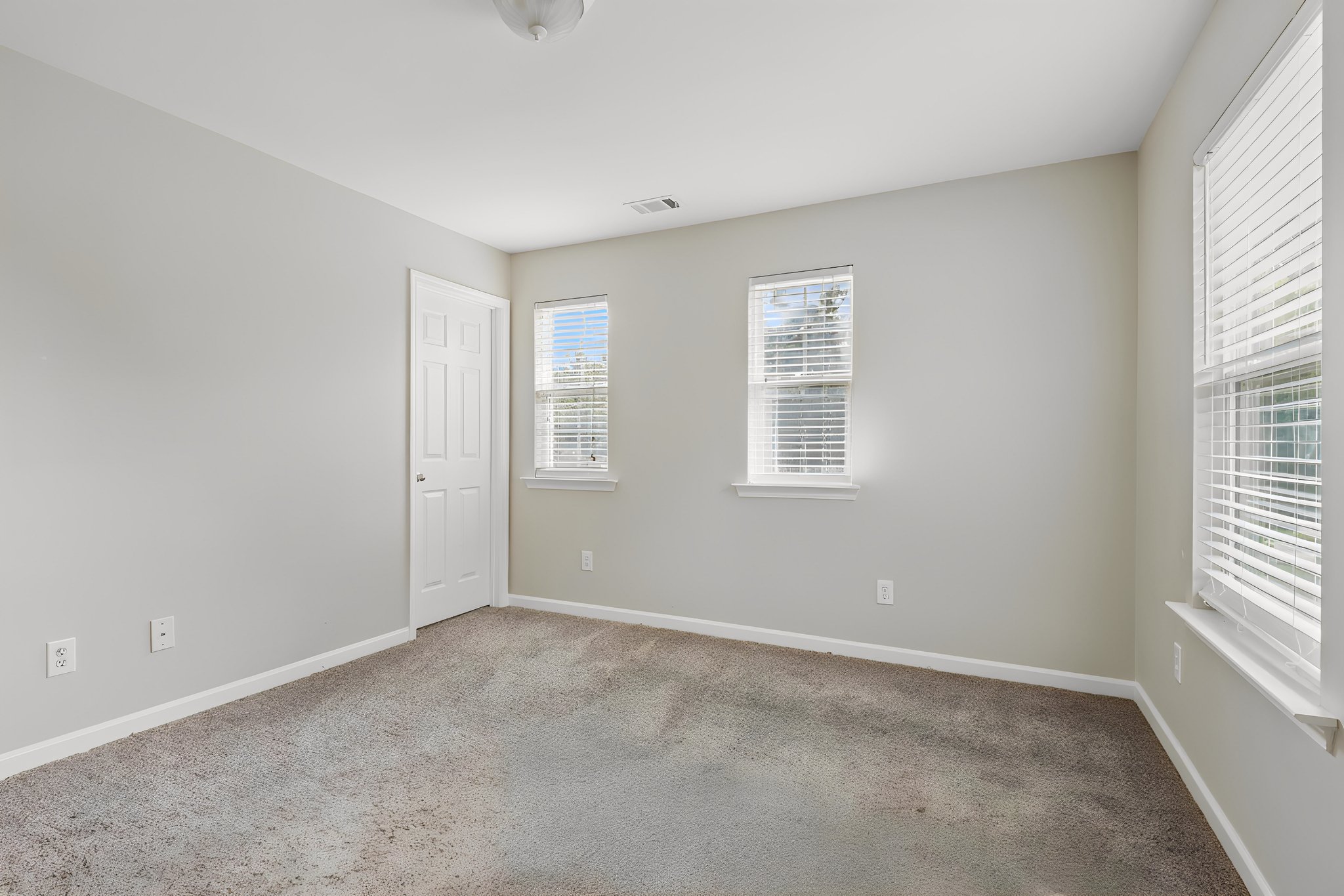 Bedroom furniture removed.jpeg