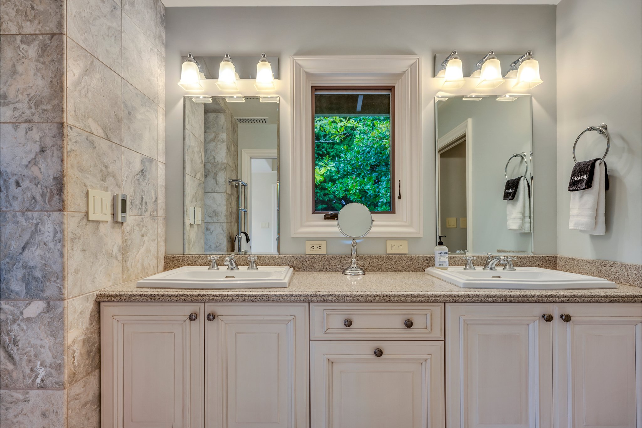 Double sinks in main suite