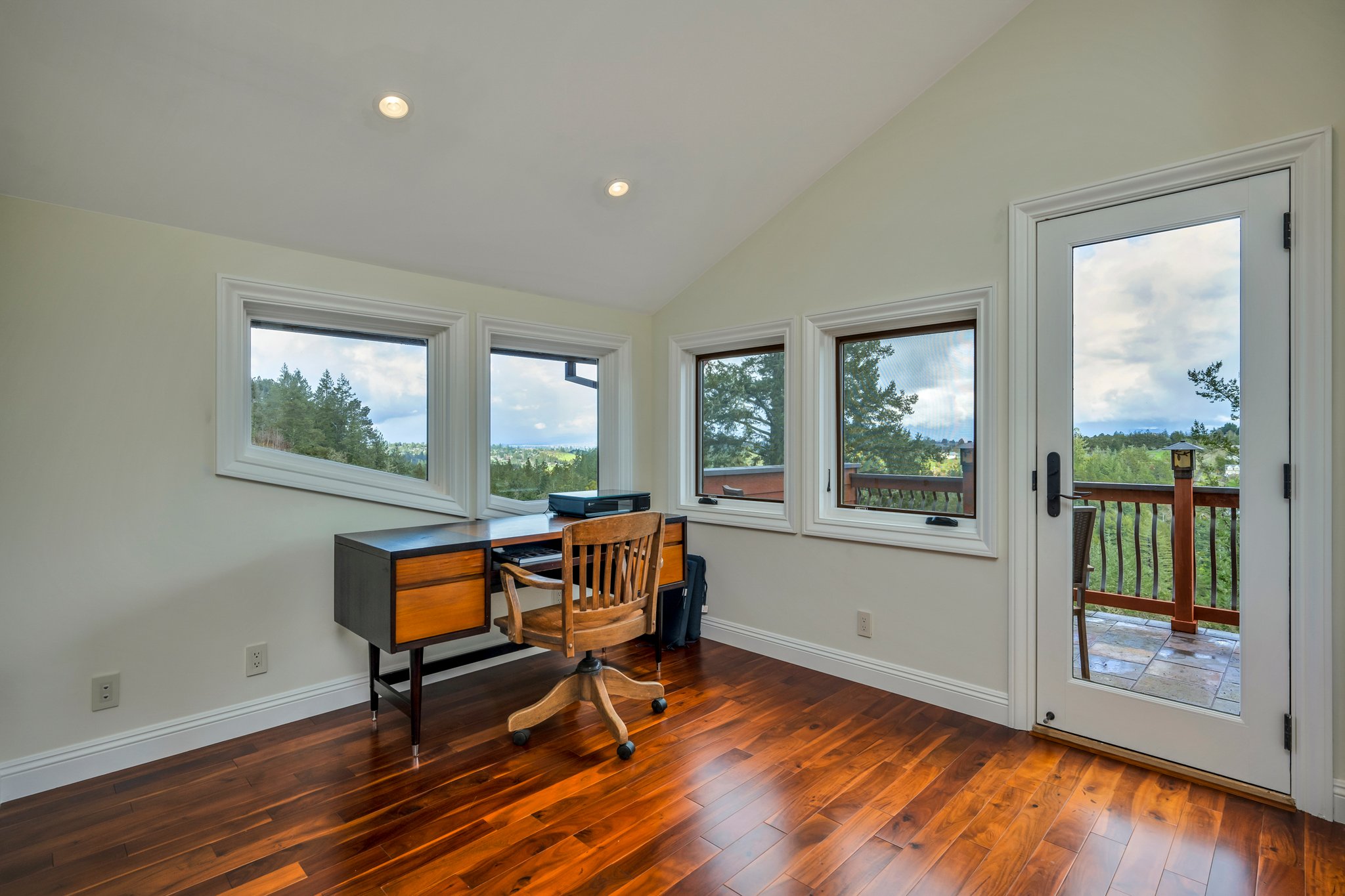 Office area in main suite