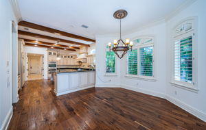 Kitchen Eat-in Area10