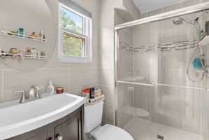 32. Upper bath