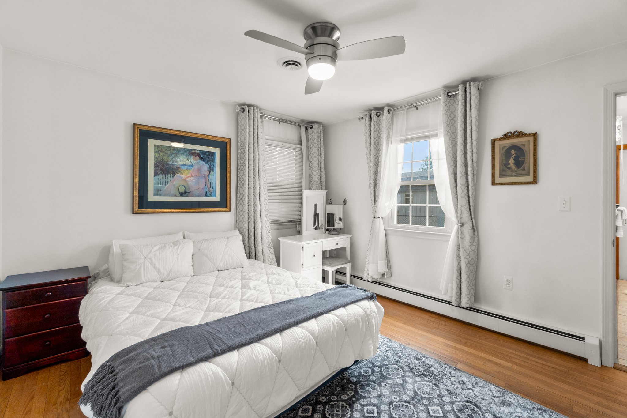 23. main bedroom.jpg