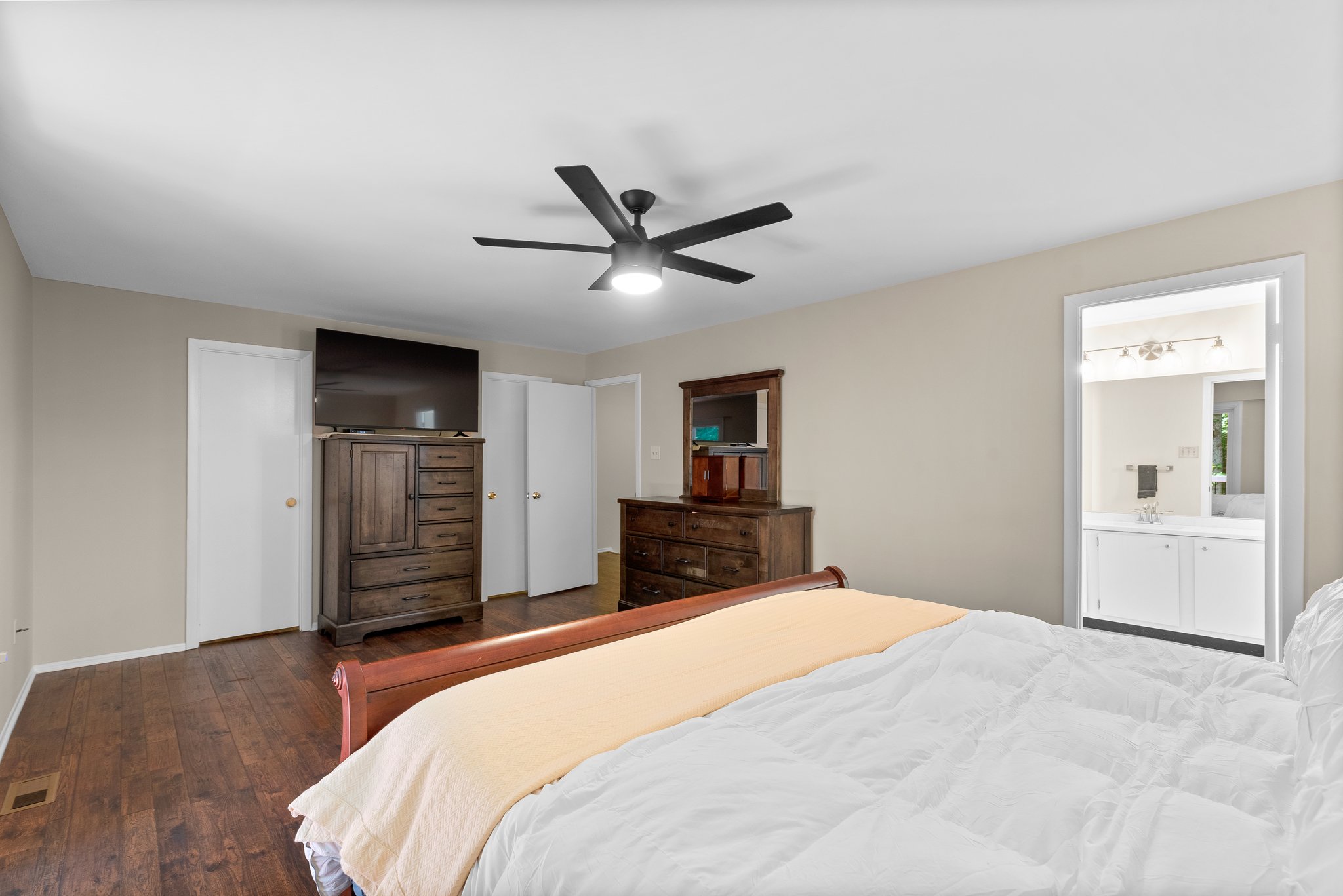 27. Upper bedroom.jpg