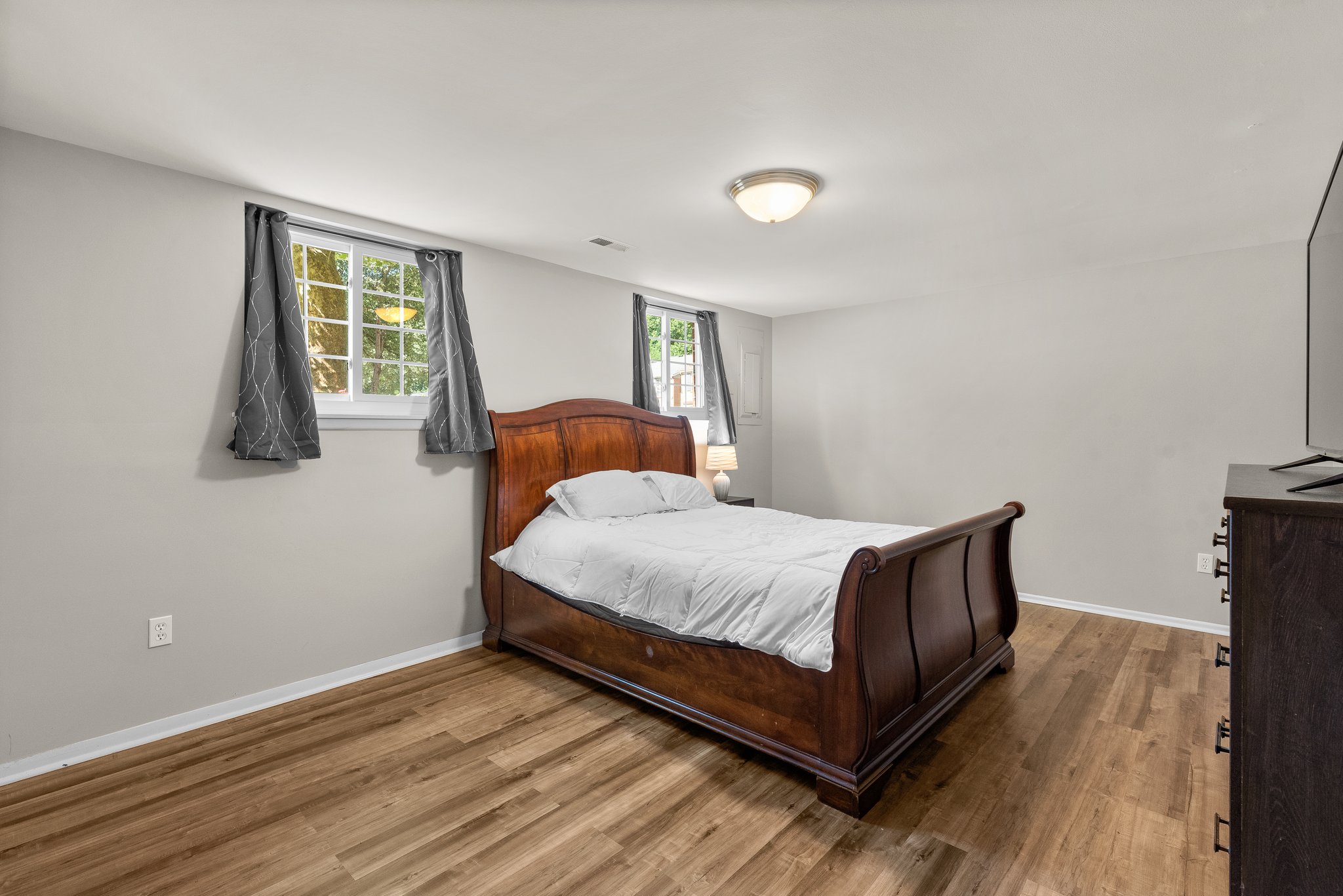 35. Lower bedroom.jpg