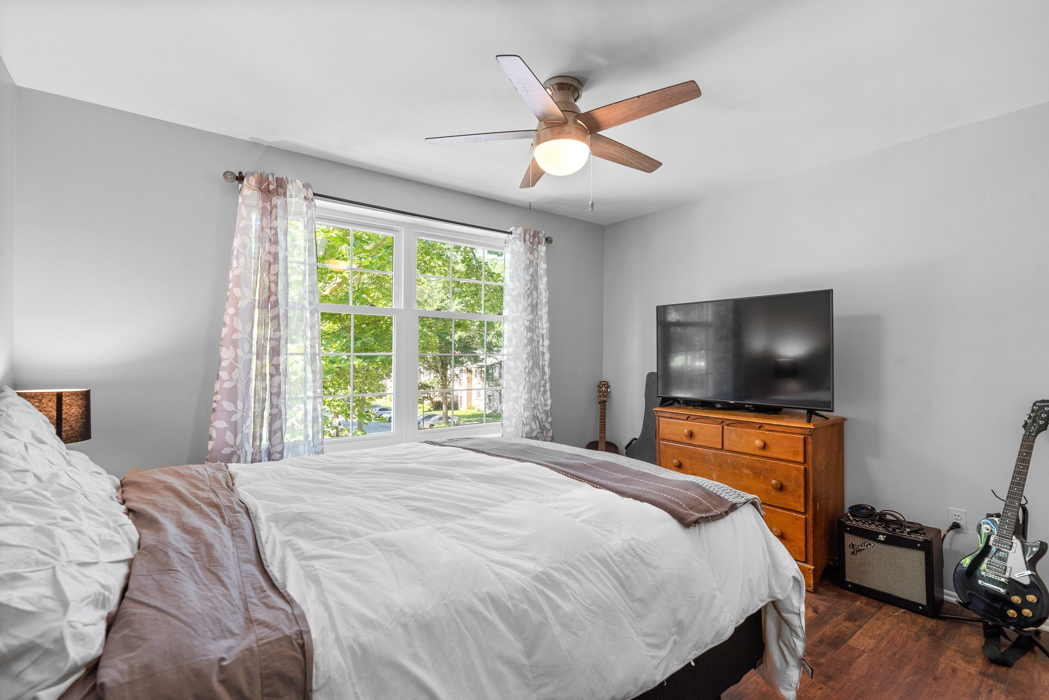 18. Upper bedroom.jpg