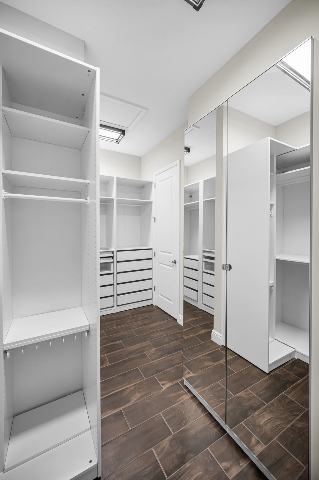Primary Bedroom Walk-in Closet1e