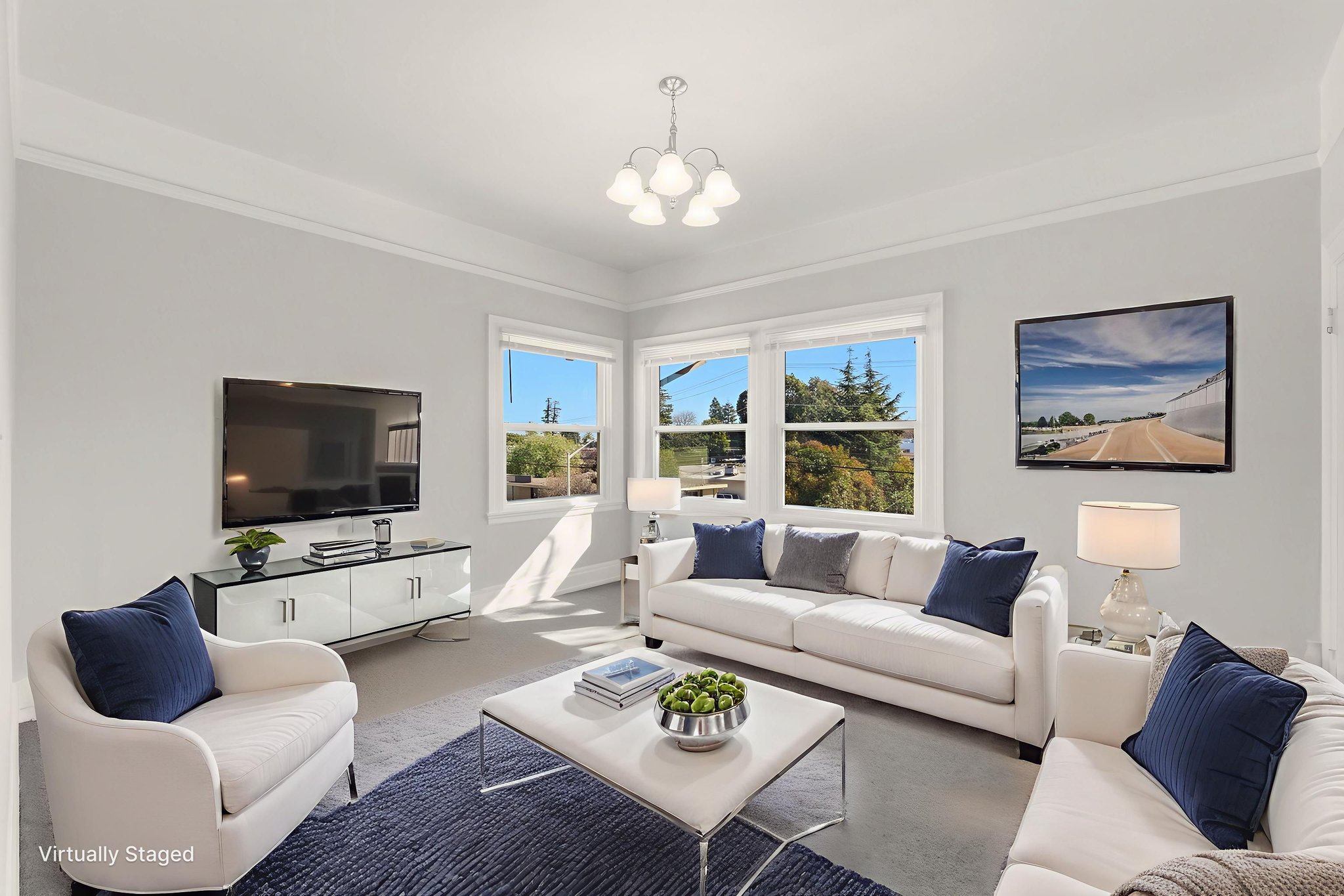 DSC05186 virtually staged.jpeg