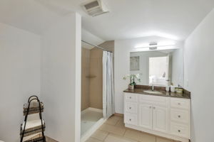 Full bath in En-suite #1