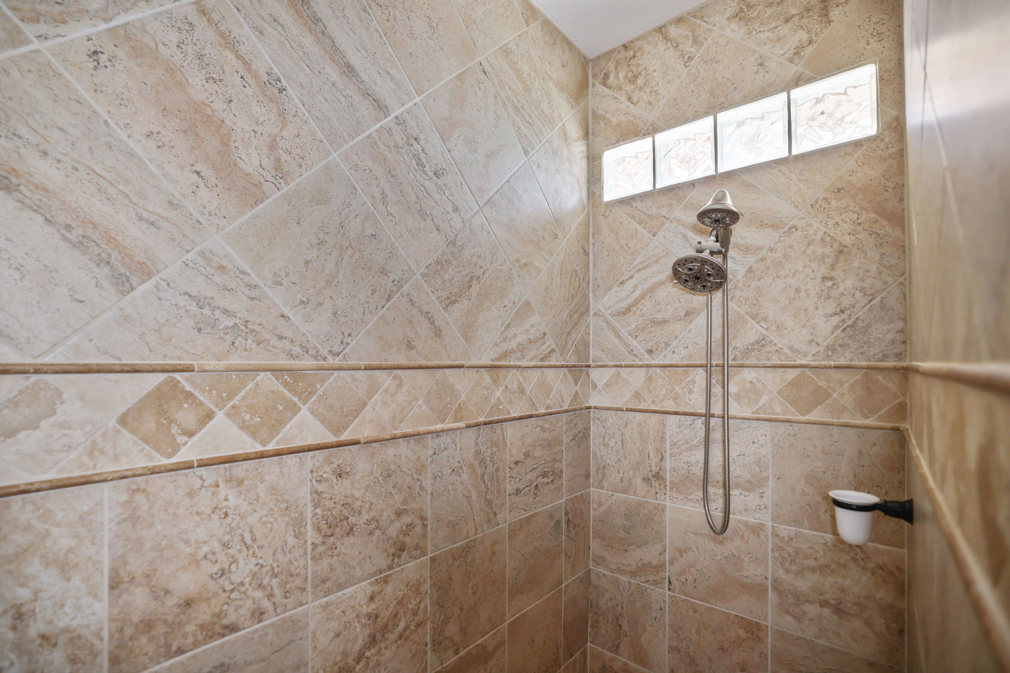Bathroom 1 Shower - 495A6573 (1)