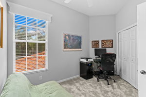 Versatile guest room