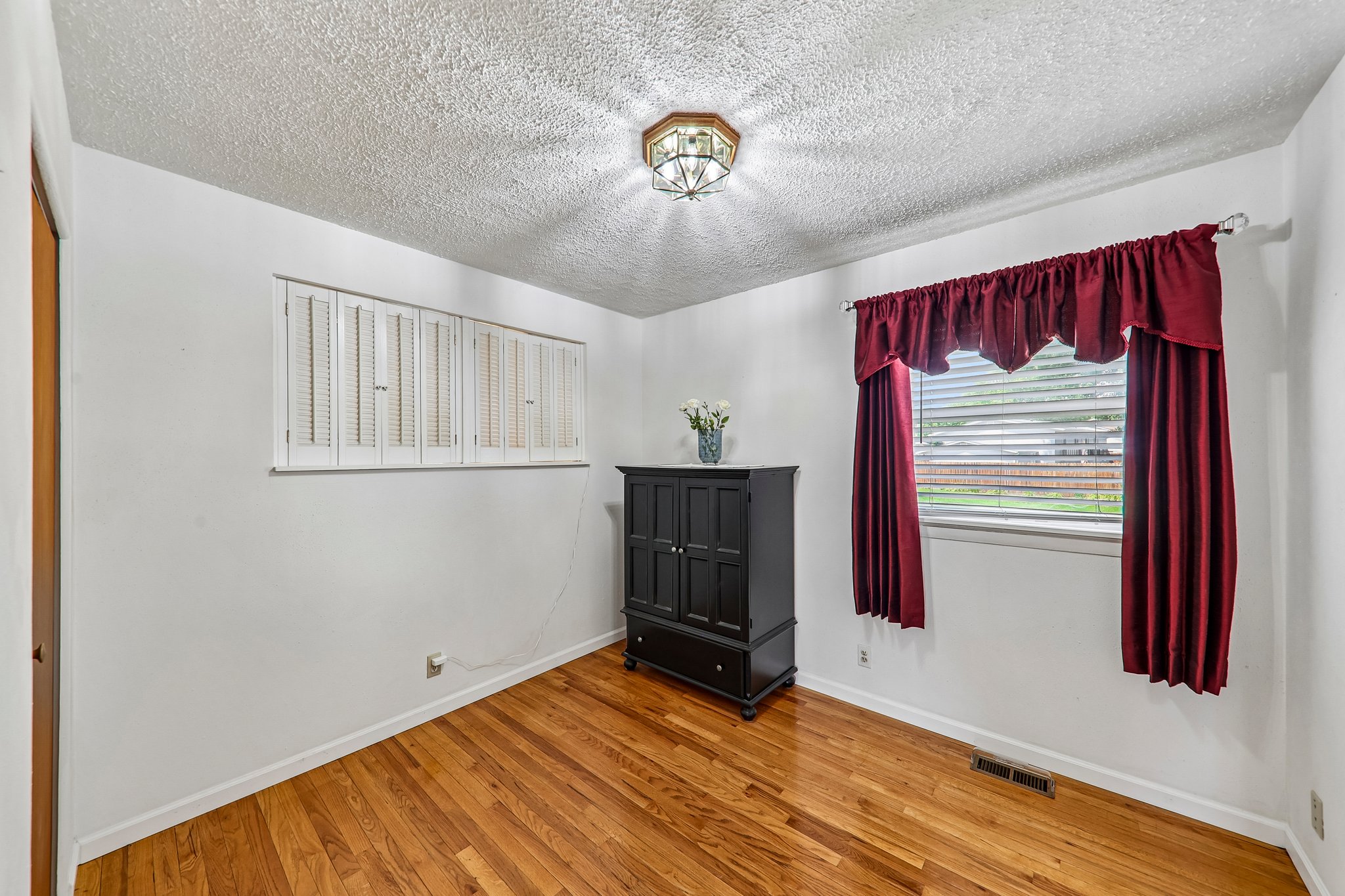11906 Flushing Dr-S0906-016.jpg