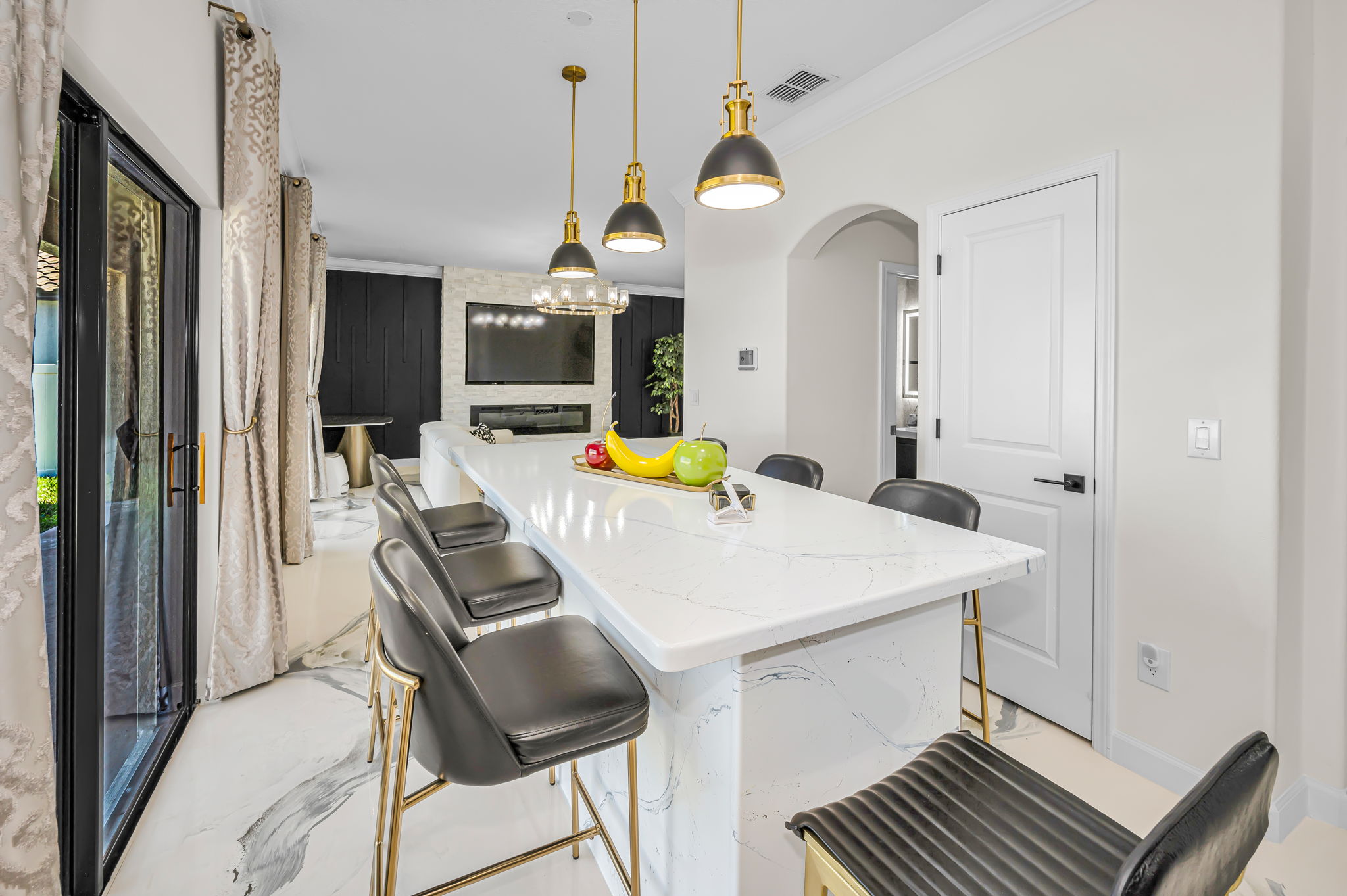 Kitchen Eat-in Area1