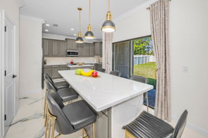 Kitchen Eat-in Area3