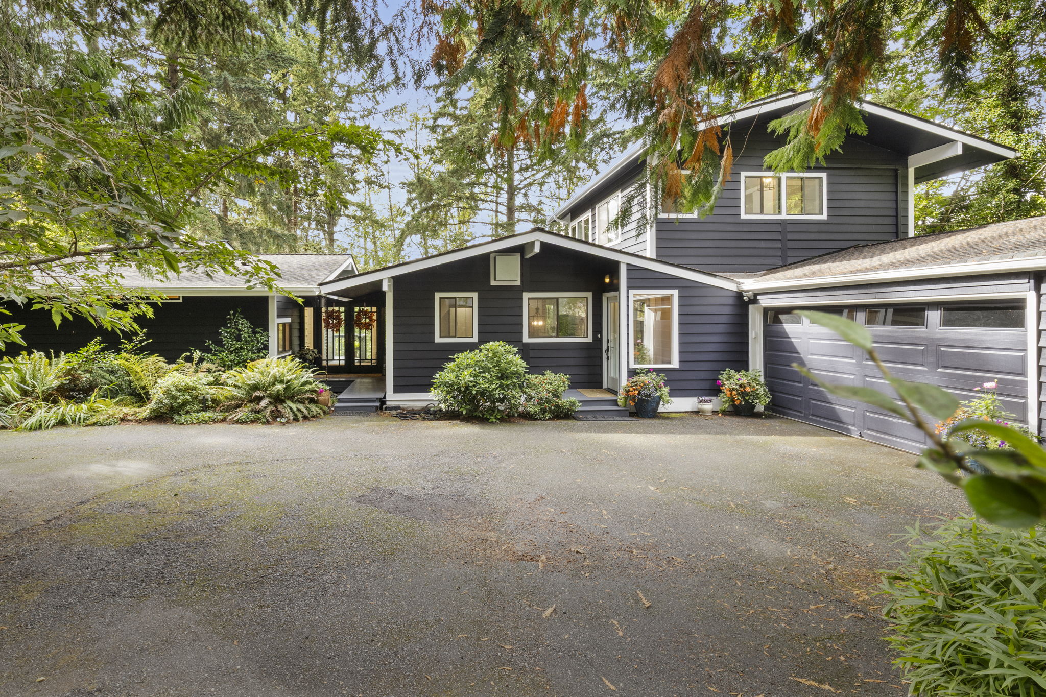 Iconic mid-century modern style meets inviting curb appeal