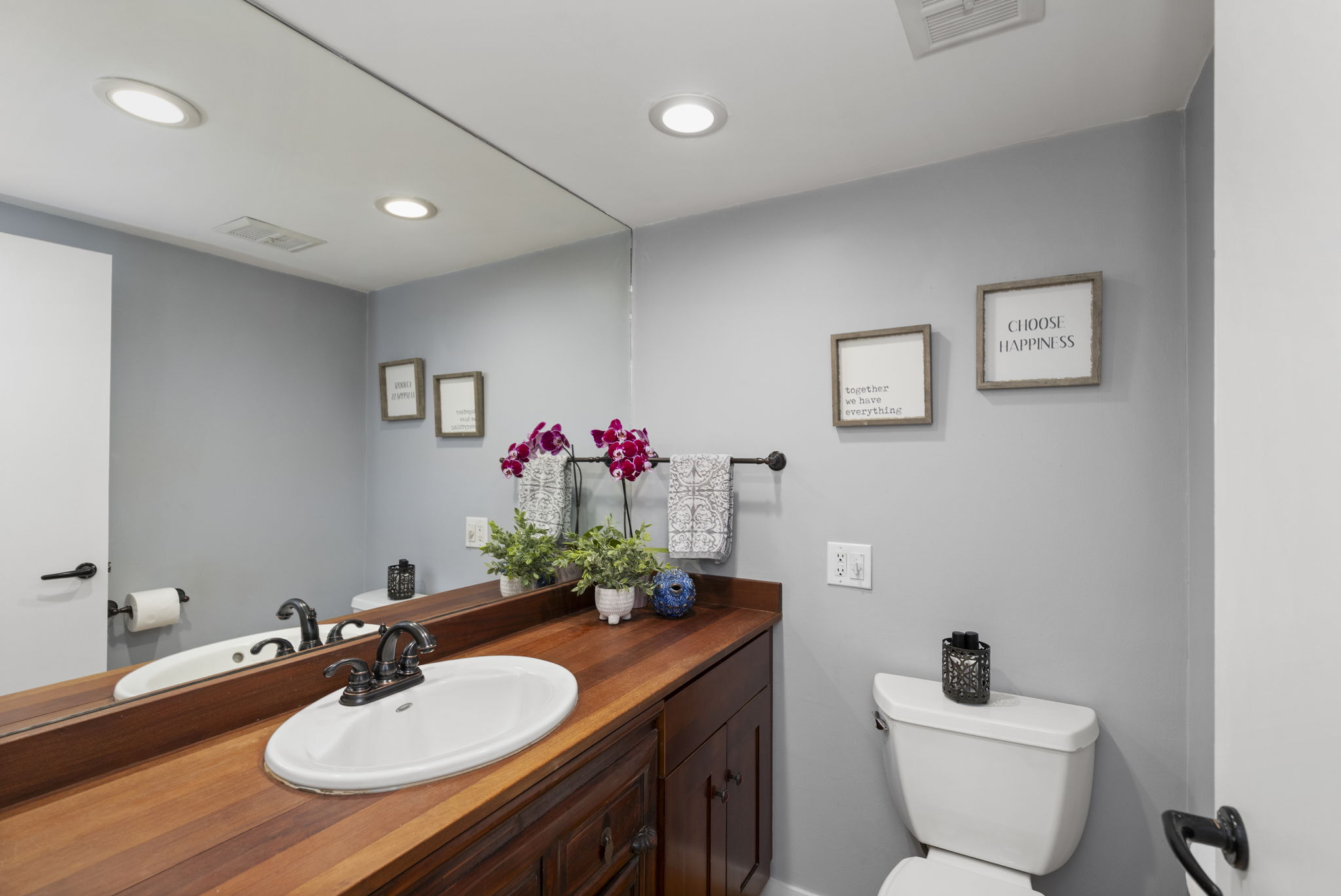 Bright and functional main bath