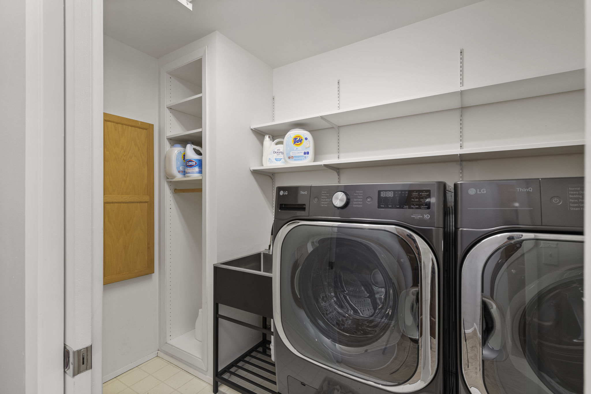 Practical and tidy laundry space
