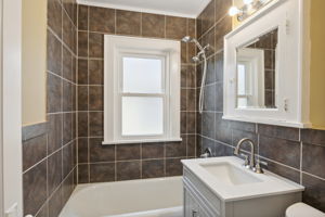 Main level full bath