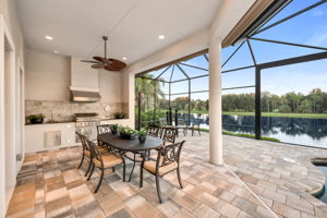 Outdoor Dining & Kitchen