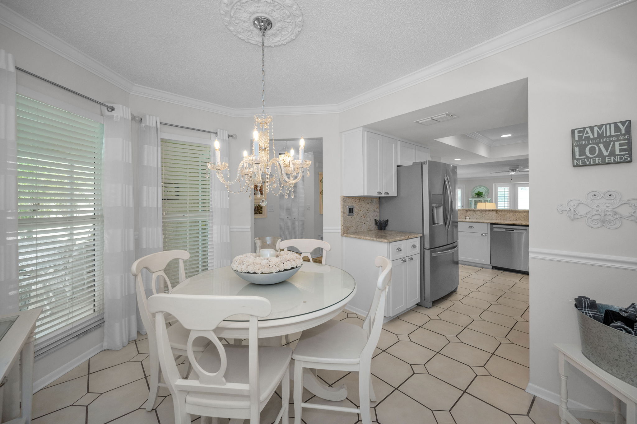 Kitchen8 Eat-in Area