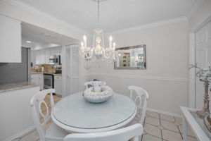 Kitchen7 Eat-in Area