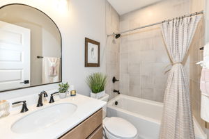 Full Bath ensuite Bedroom 4