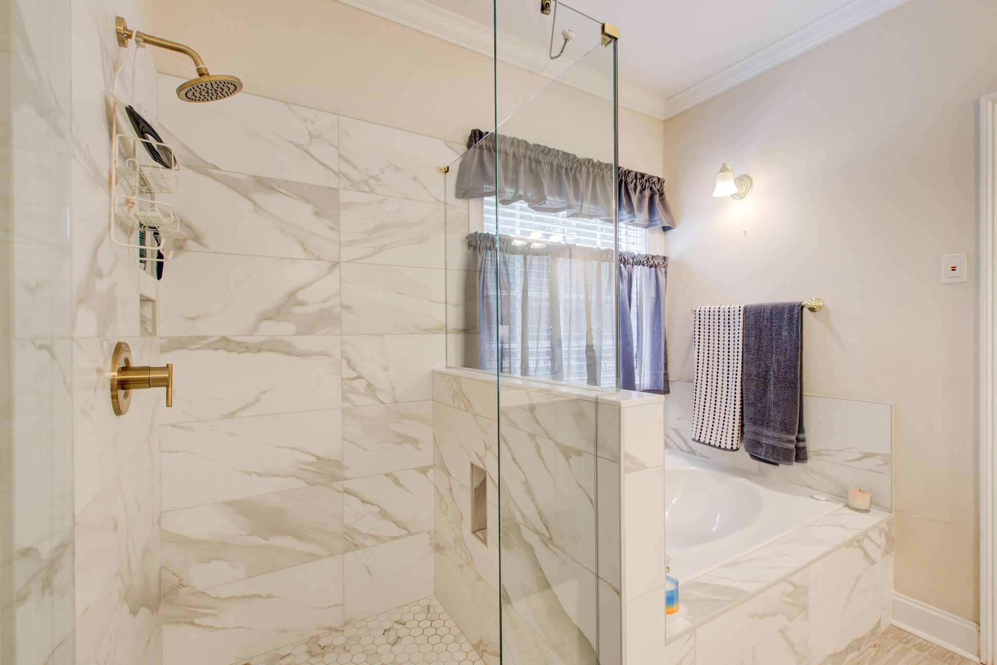 10 Main BR En Suite A Shower Tub Split