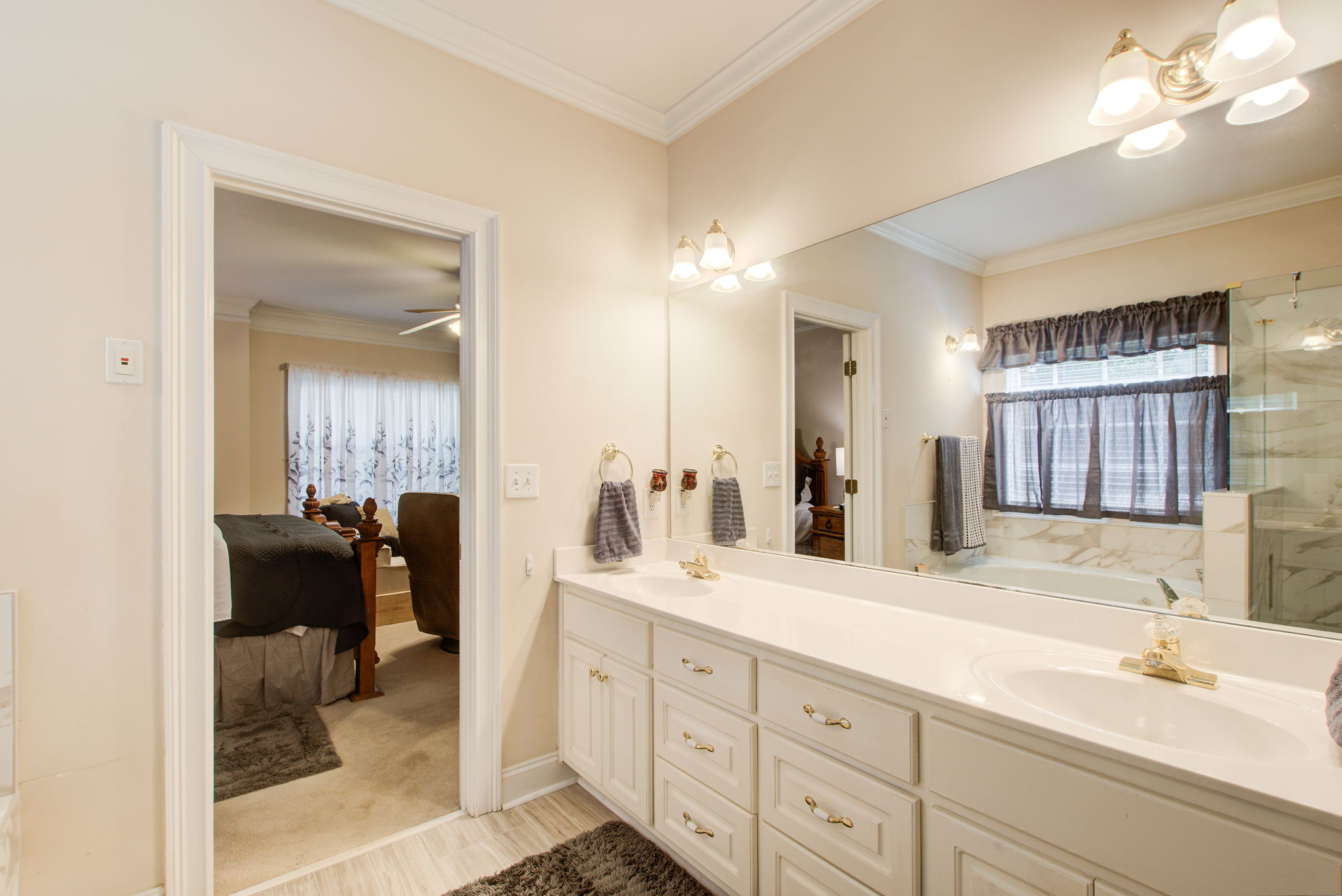 12 Main BR En Suite C Vanity Detail w BR View