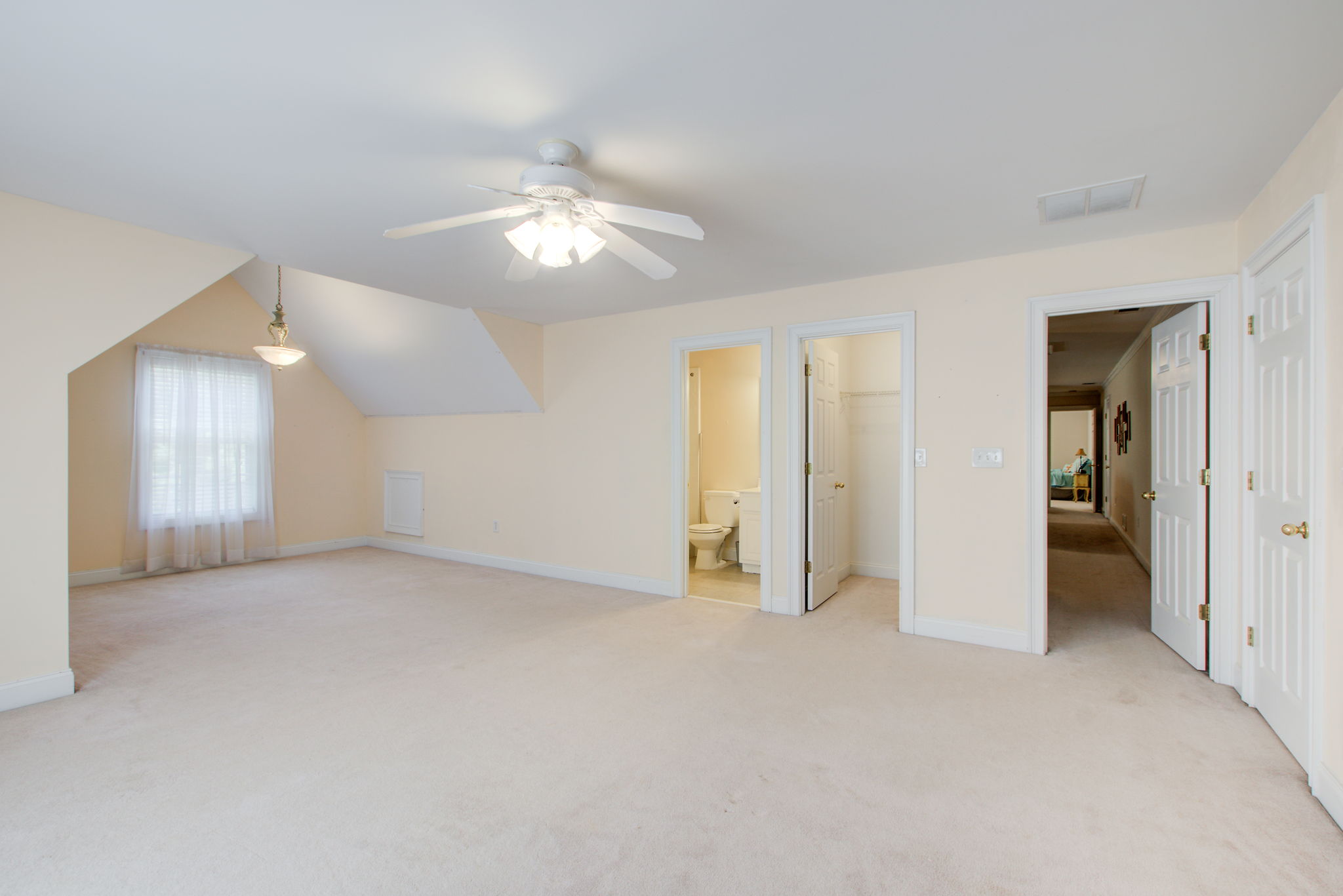 28 BR 2 B w En Suite + Closet + Hallway