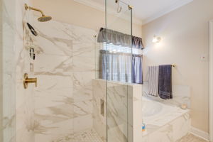 10 Main BR En Suite A Shower Tub Split