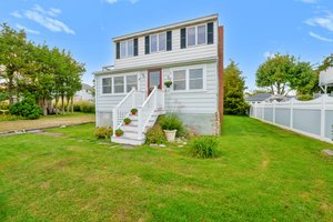 12 Elmwood Ave, Westerly, RI 02891, USA Photo 5