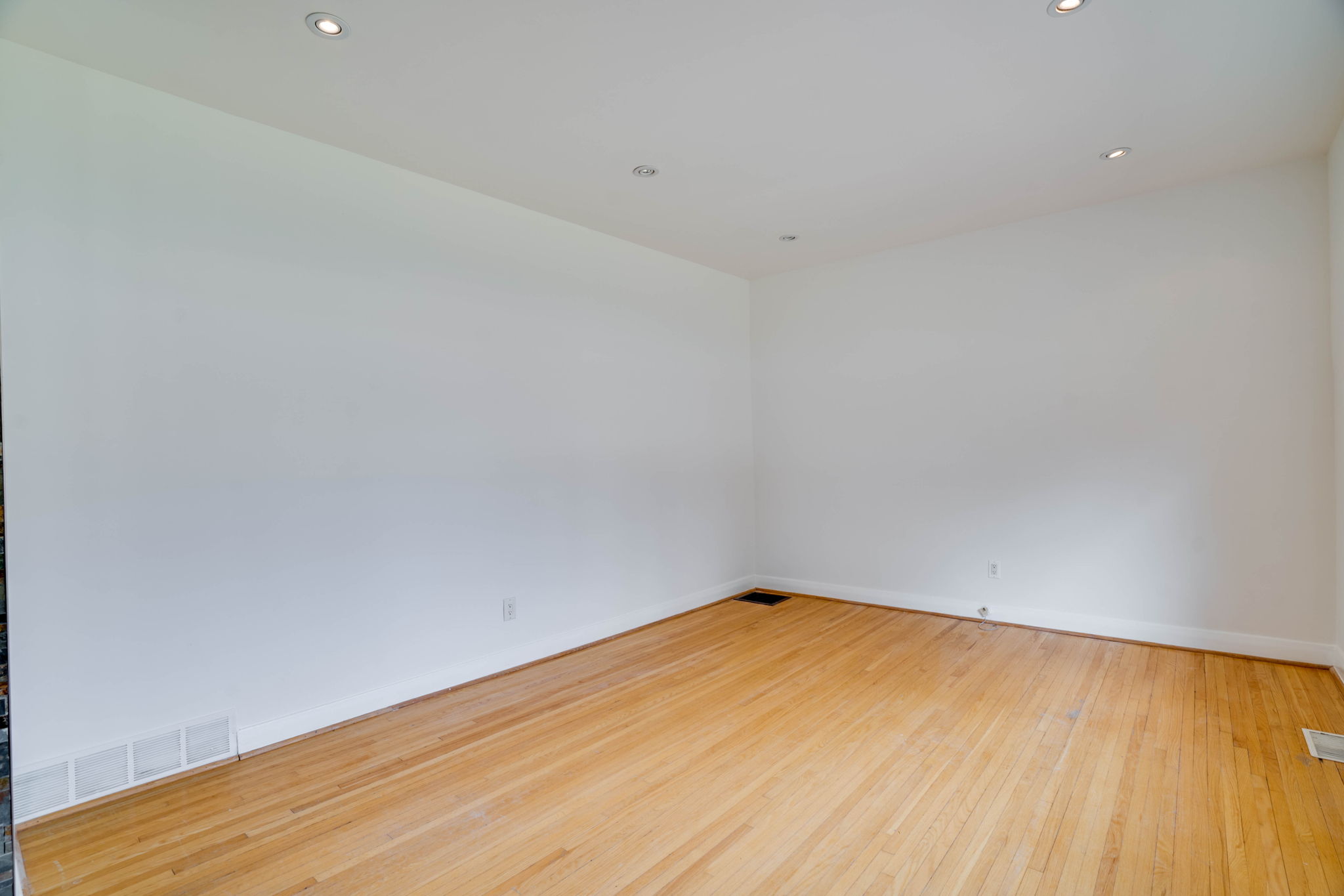 12 Glen Agar Dr Toronto, ON M9B 5L7
