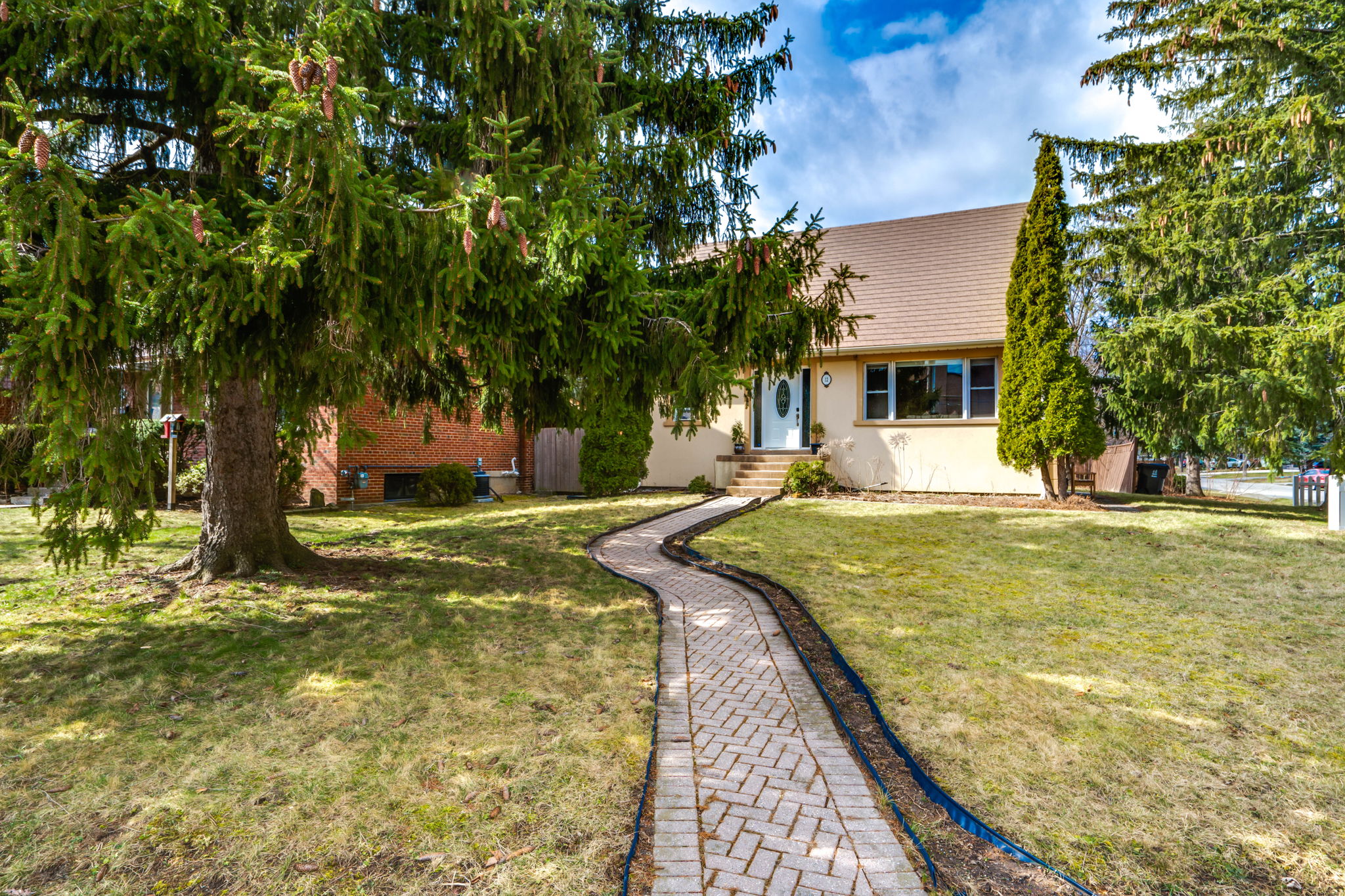 12 Glen Agar Dr Toronto, ON M9B 5L7