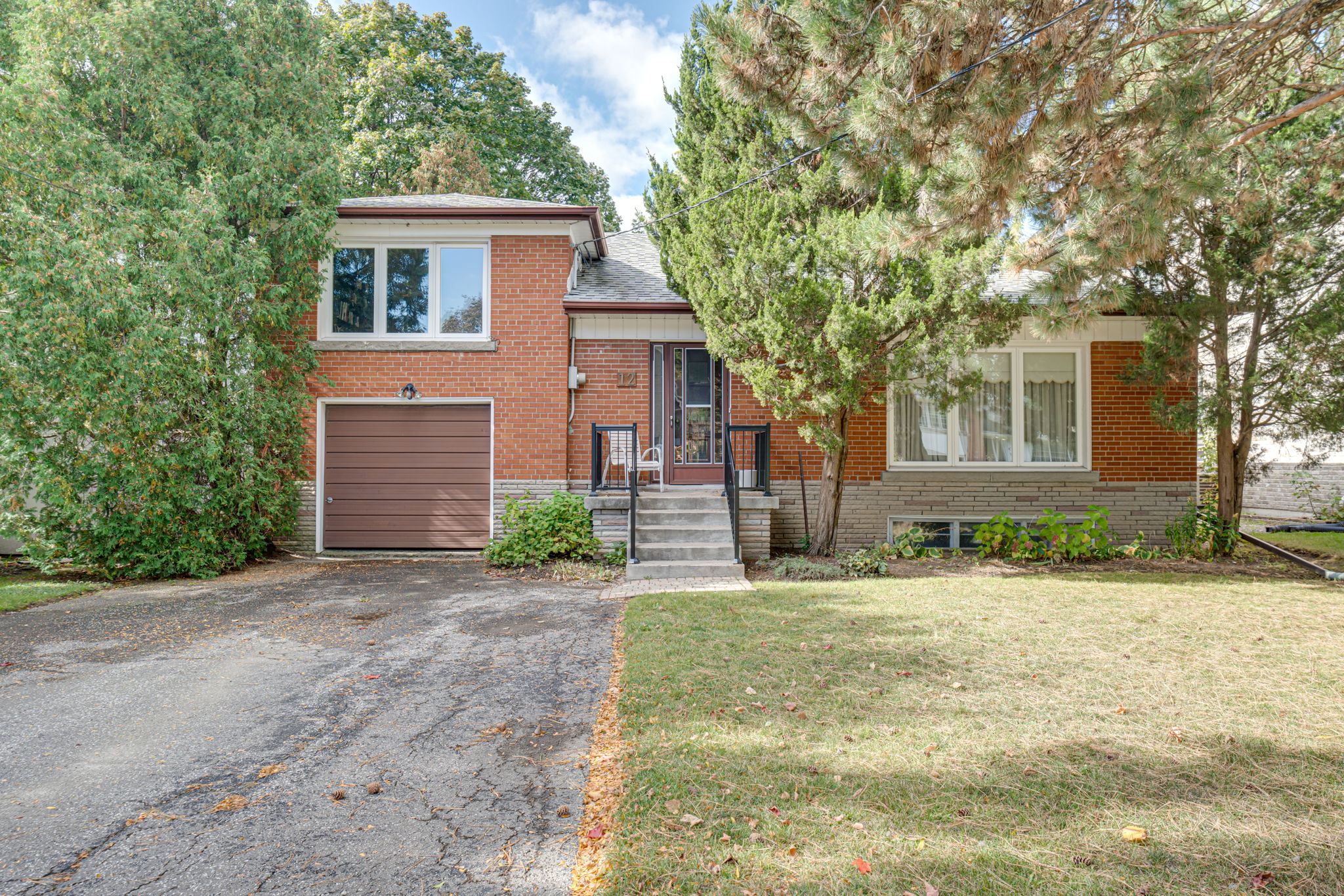 12 Kainona Ave Toronto, ON M3H 3H5