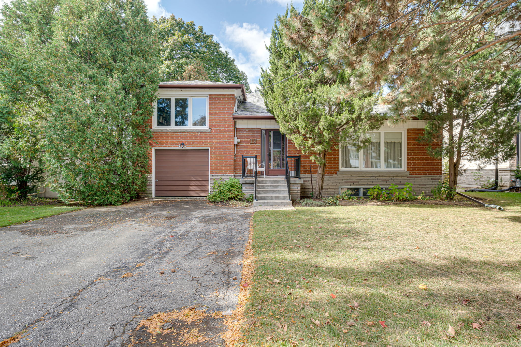 12 Kainona Ave Toronto, ON M3H 3H5