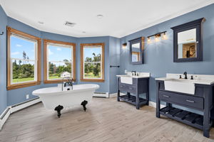 Ensuite Primary Bathroom