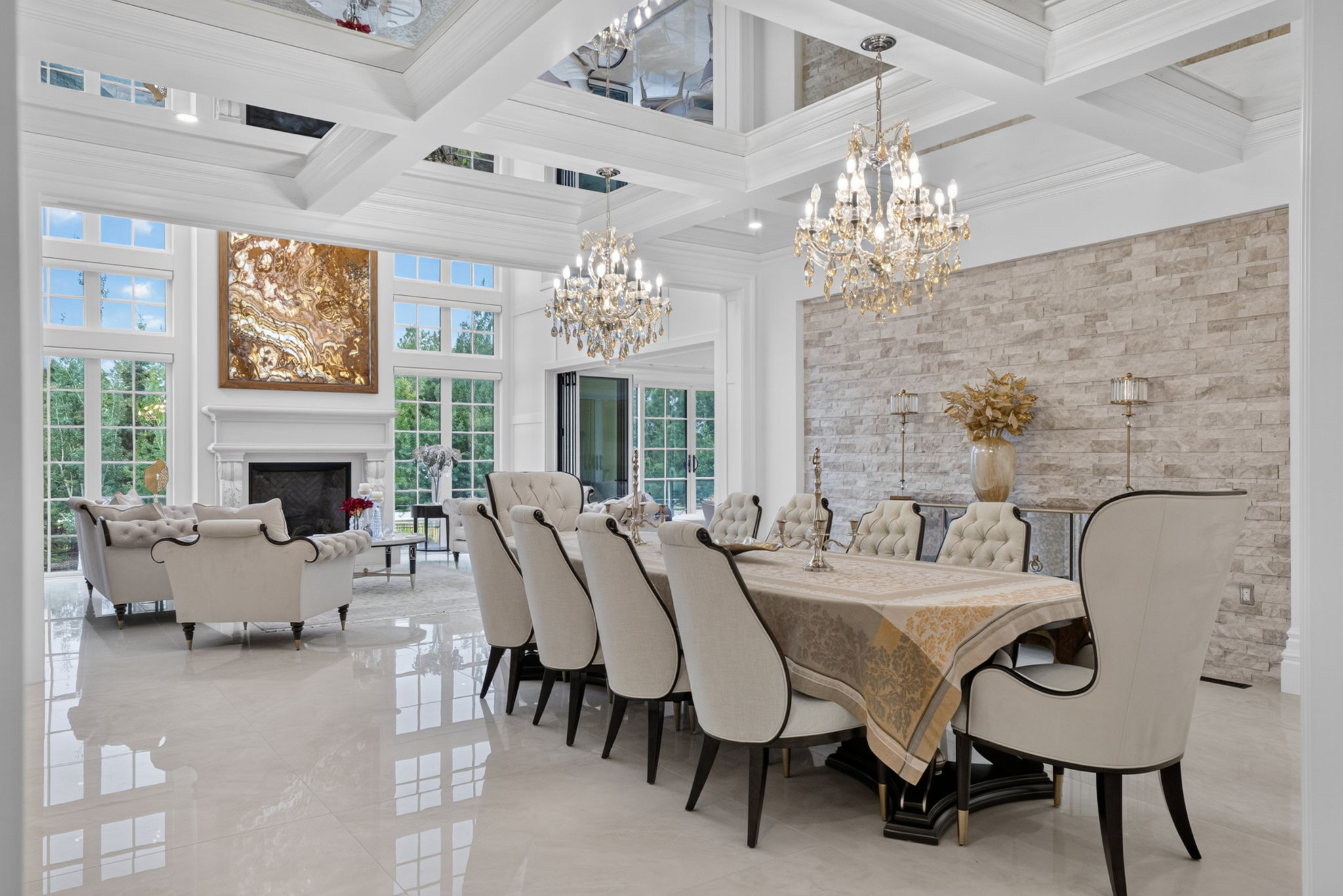 Dining room crowned by a mirrored ceiling