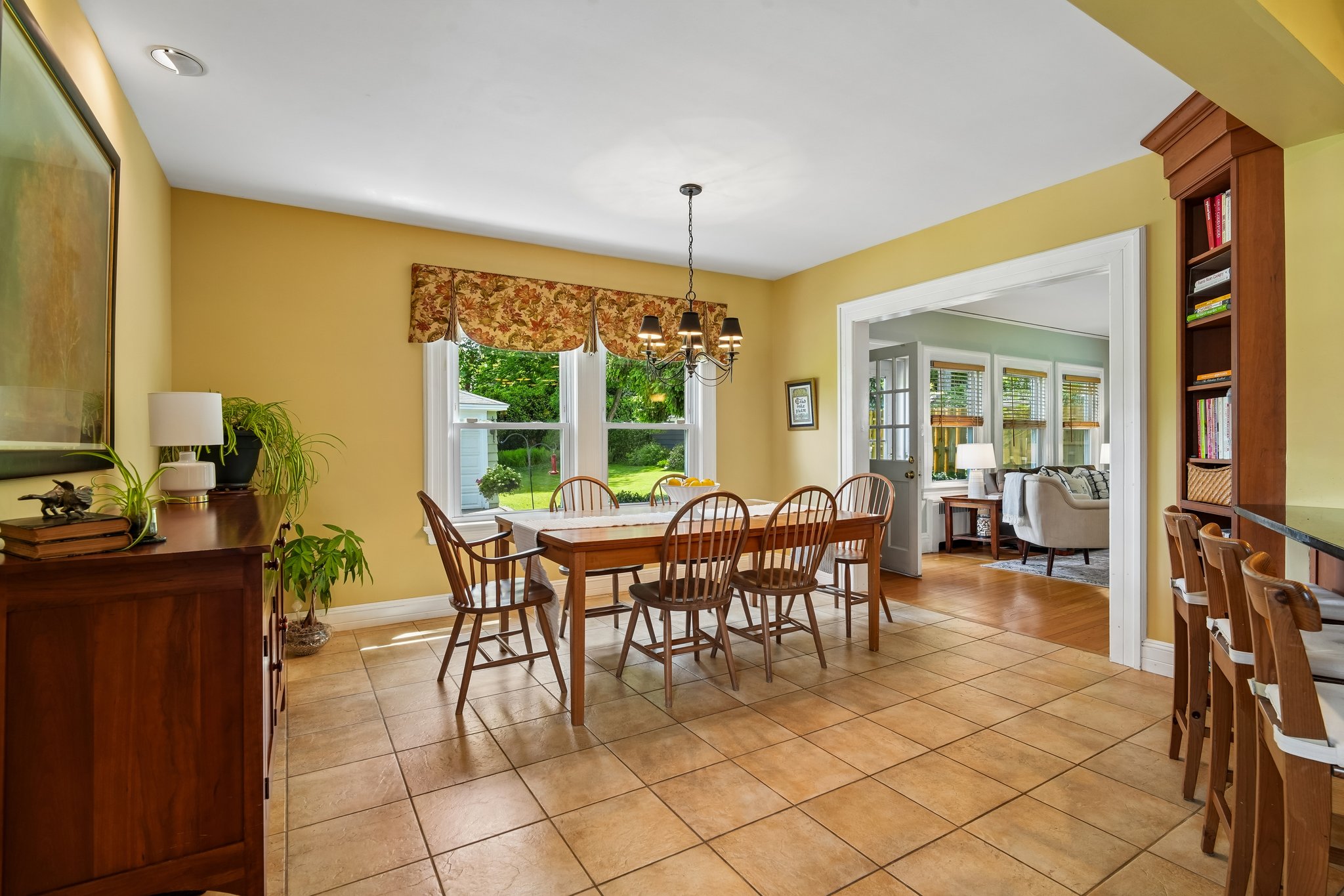 The breakfast area overlooks the backyard and patio, making everyday meals feel just a little more special. Sunshine and a view you'll never tire of.