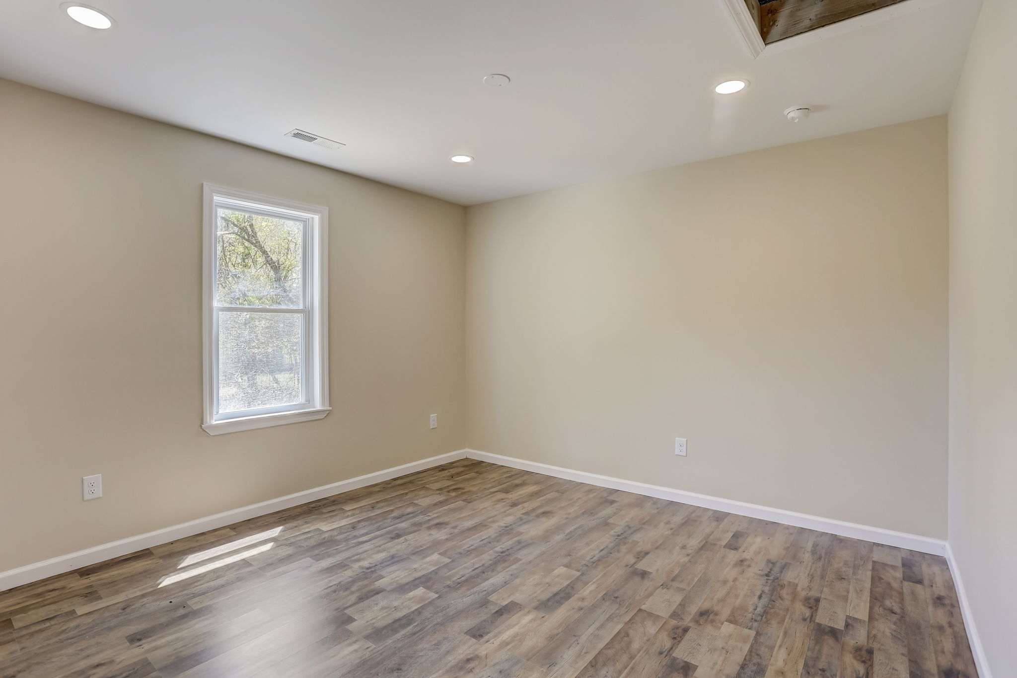 E Oak Ave-038