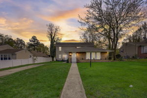 E Oak Ave - VT-001