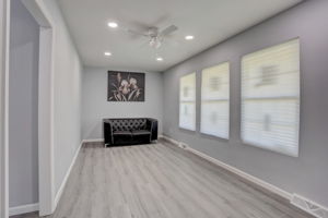 E Oak Ave-016