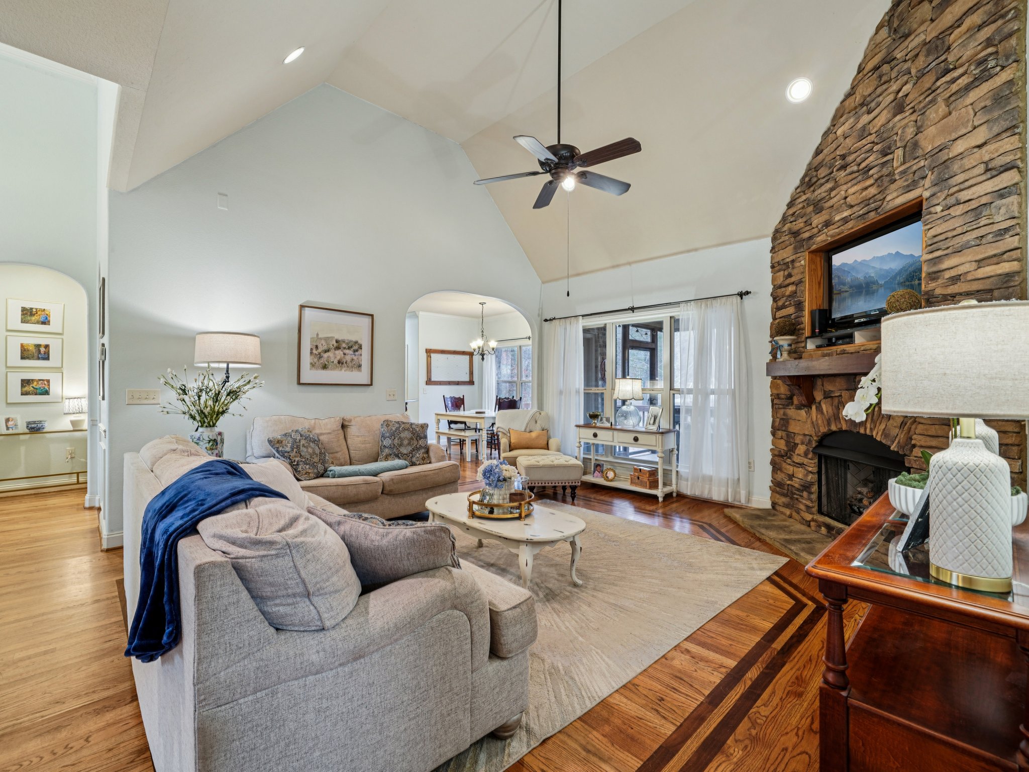 Flagstone Dr-S0512-010.jpg