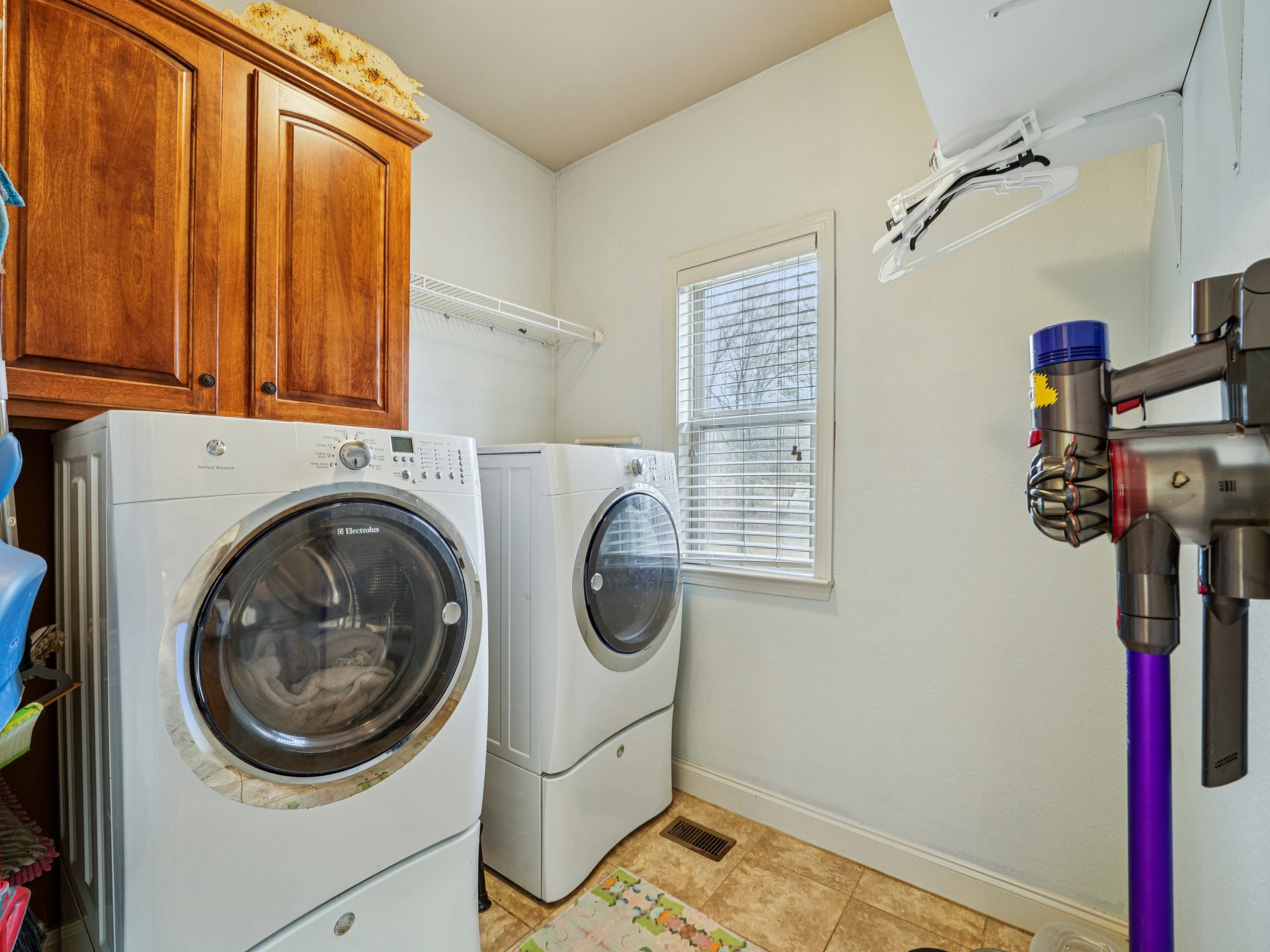 Flagstone Dr-S0512-036.jpg