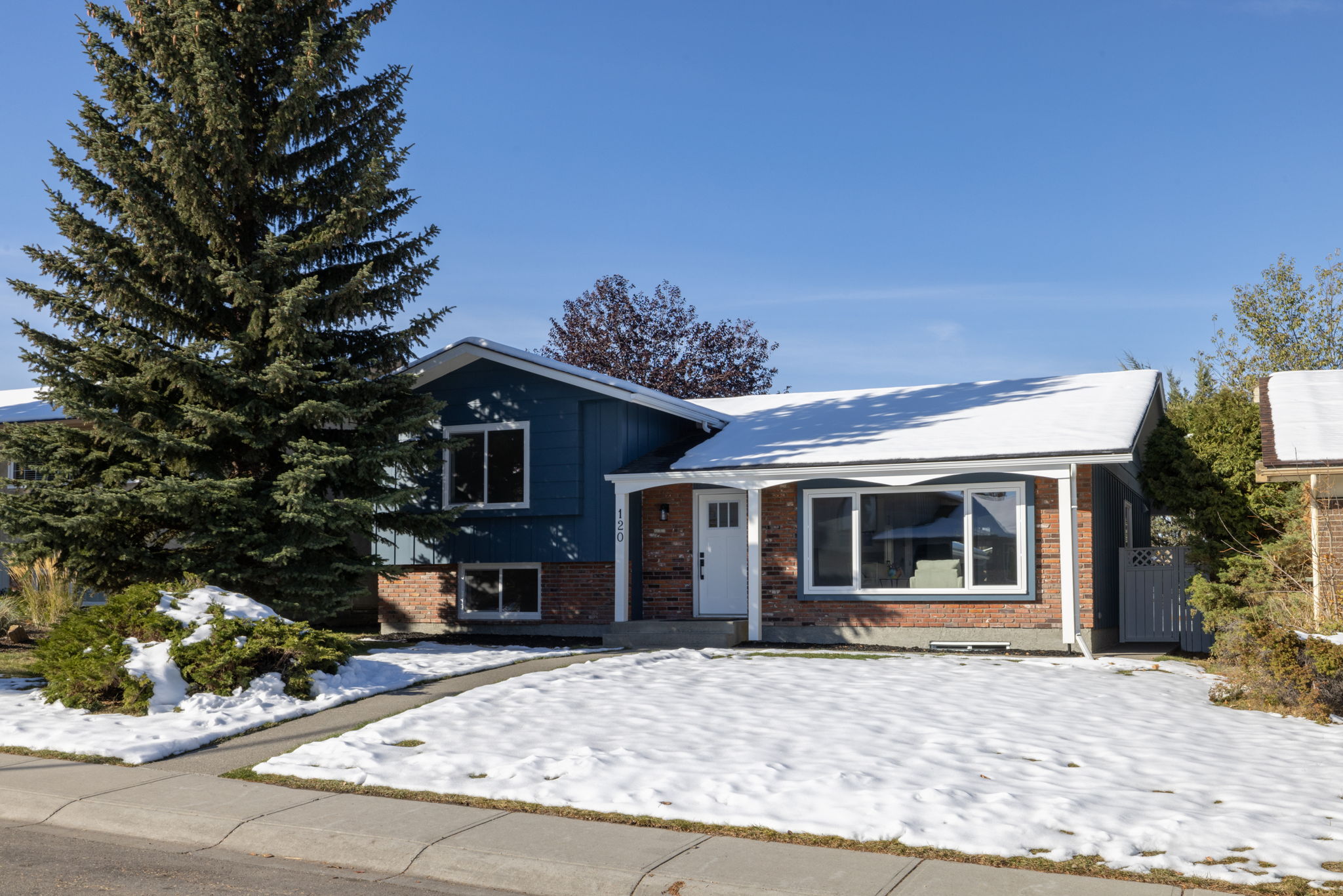120 Parkglen Crescent SE, Calgary, AB T2J 4M1, Canada Photo 3