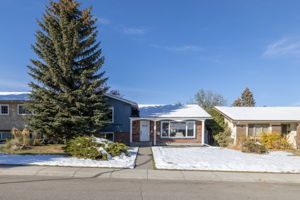 120 Parkglen Crescent SE, Calgary, AB T2J 4M1, Canada Photo 1